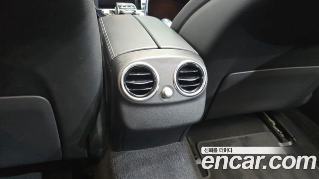 Mercedes-Benz C-Class 2020 — photo 29