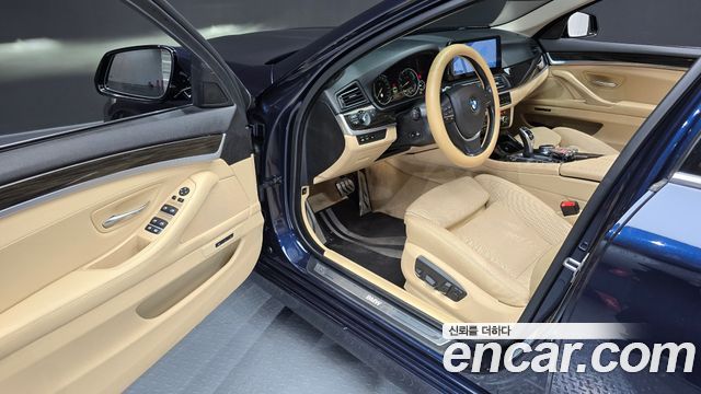 BMW 5-Series 2016 — photo 10