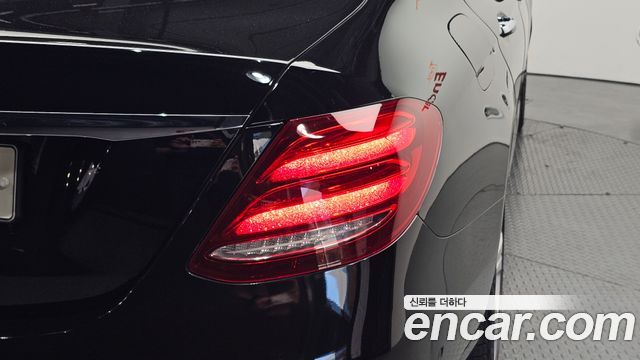 Mercedes-Benz E-Class 2017 — photo 9