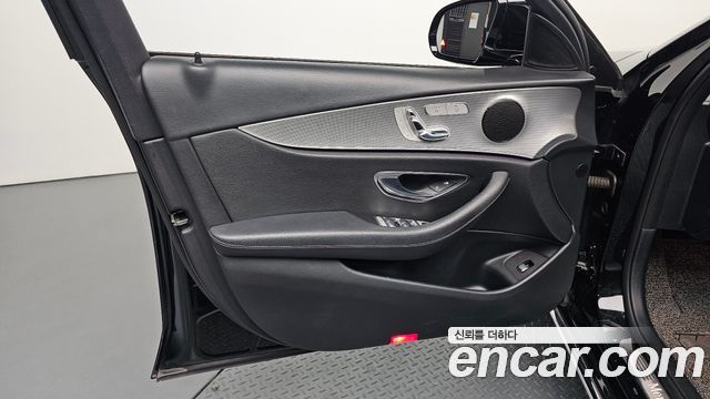 Mercedes-Benz E-Class 2017 — photo 14