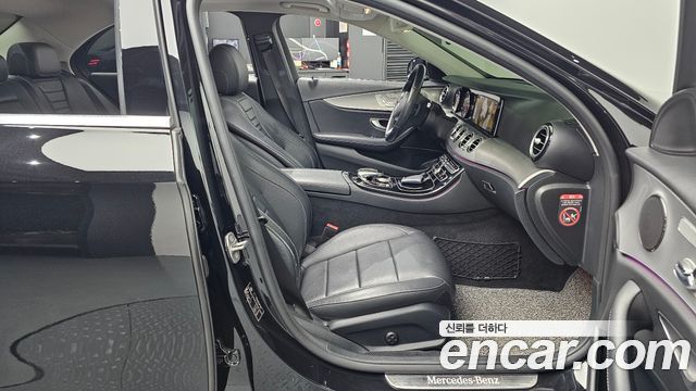 Mercedes-Benz E-Class 2017 — photo 16