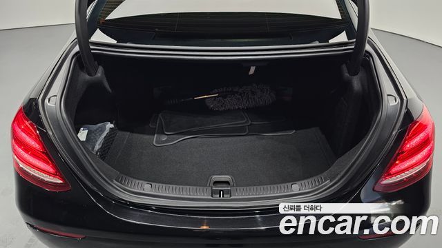 Mercedes-Benz E-Class 2017 — photo 35