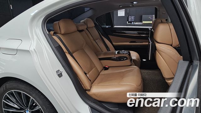 BMW 7-Series 2013 — photo 17