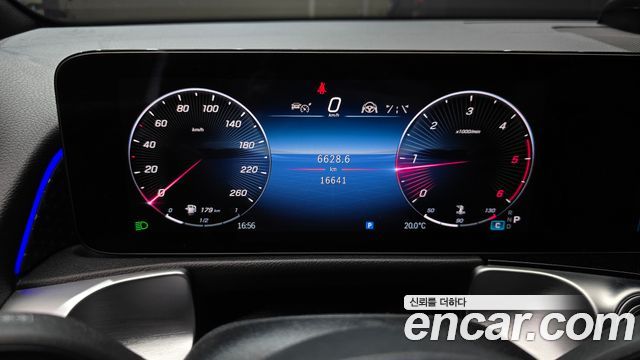 Mercedes-Benz GLB-Class 2024 — photo 11