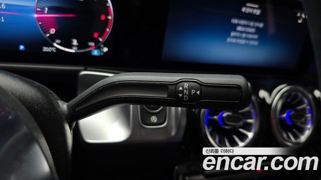 Mercedes-Benz GLB-Class 2024 — photo 12