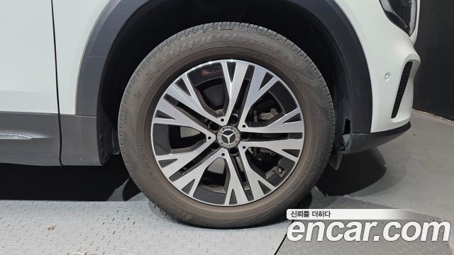 Mercedes-Benz GLB-Class 2024 — photo 7