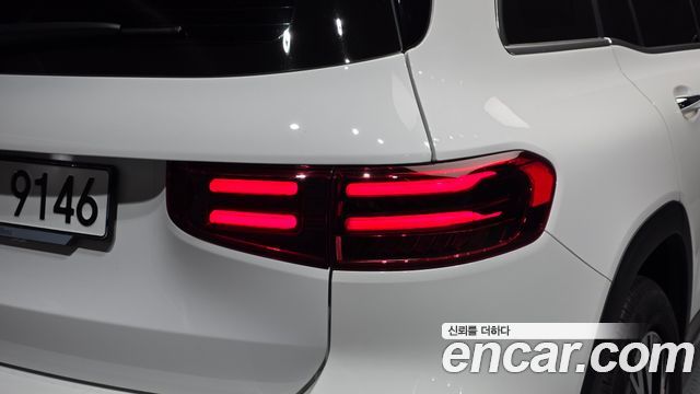 Mercedes-Benz GLB-Class 2024 — photo 9