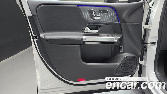 Mercedes-Benz GLB-Class 2024 — photo 14