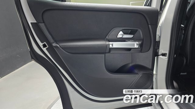 Mercedes-Benz GLB-Class 2024 — photo 15
