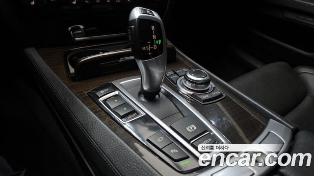 BMW 7-Series 2010 — photo 9