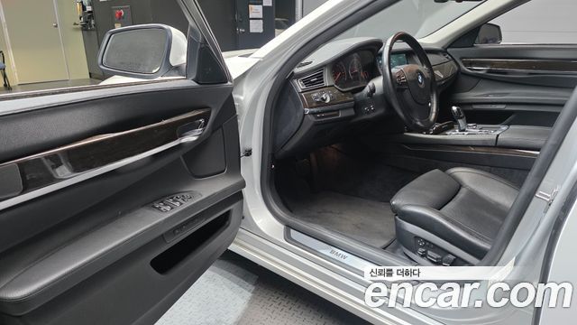 BMW 7-Series 2010 — photo 10