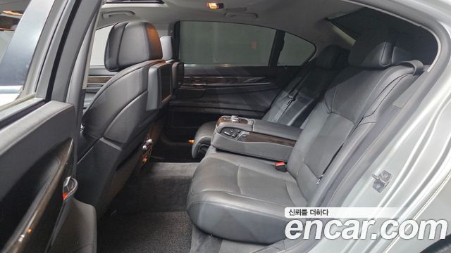 BMW 7-Series 2010 — photo 12