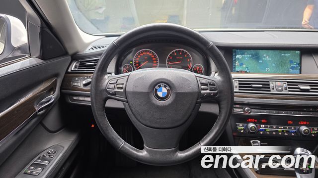 BMW 7-Series 2010 — photo 13