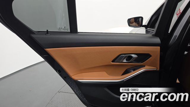 BMW 3-Series 2022 — photo 15