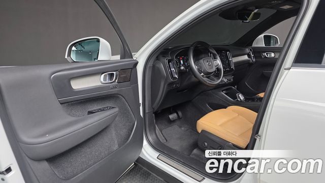 Volvo XC40 2021 — photo 16