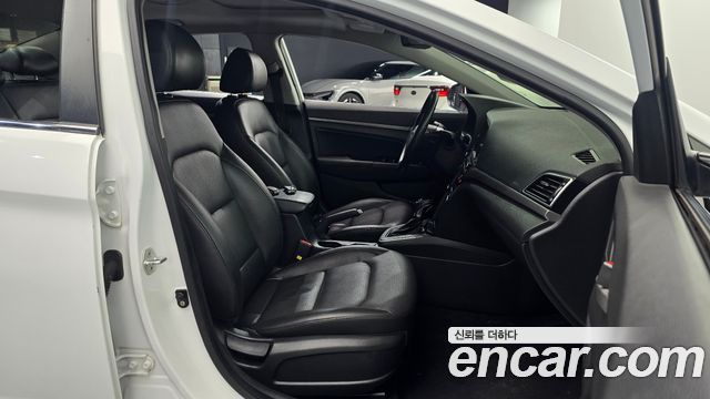 Hyundai AVANTE 2017 — photo 10