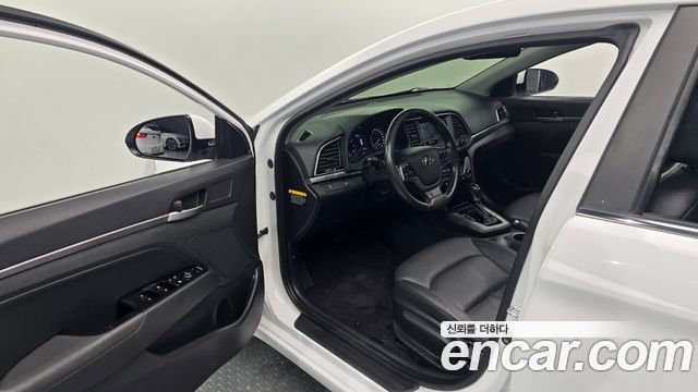 Hyundai AVANTE 2017 — photo 11