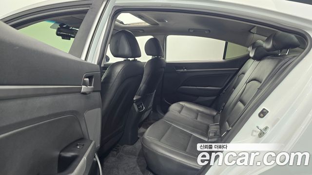 Hyundai AVANTE 2017 — photo 12