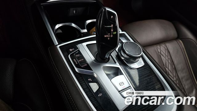 BMW 7-Series 2018 — photo 9