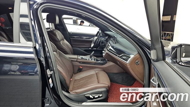BMW 7-Series 2018 — photo 11