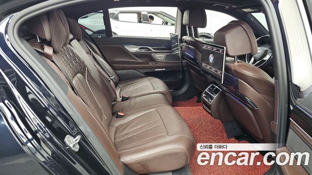 BMW 7-Series 2018 — photo 12