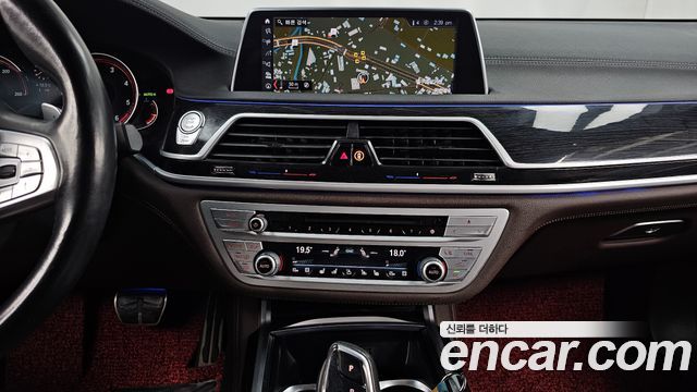 BMW 7-Series 2018 — photo 14