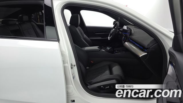 BMW 5-Series 2024 — photo 16