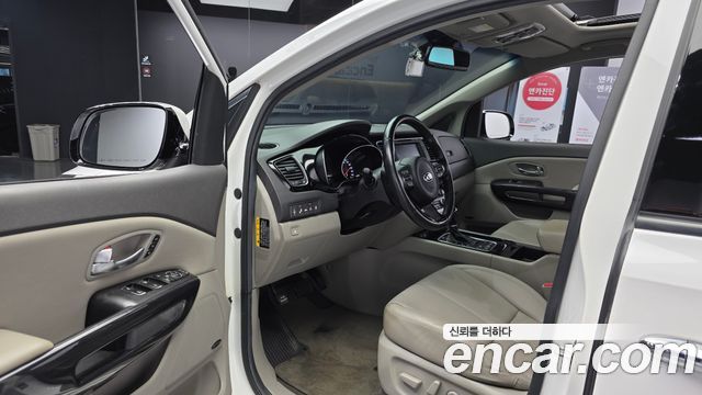 Kia Canival 2015 — photo 13