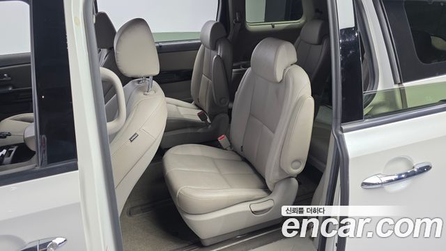 Kia Canival 2015 — photo 18