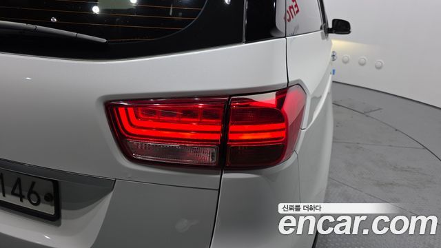 Kia Canival 2015 — photo 9