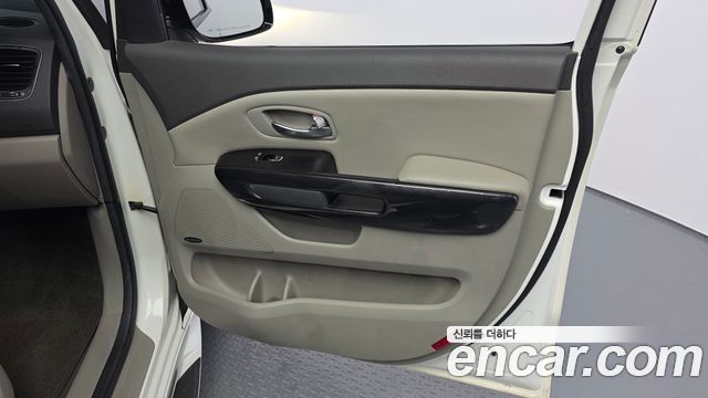 Kia Canival 2015 — photo 15