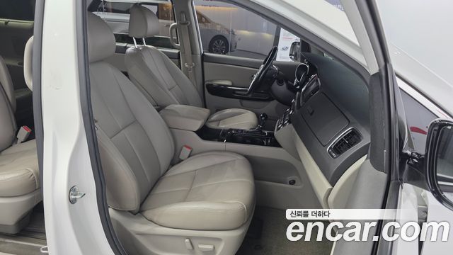 Kia Canival 2015 — photo 16