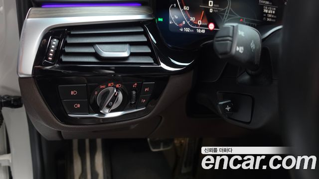 BMW 5-Series 2020 — photo 28