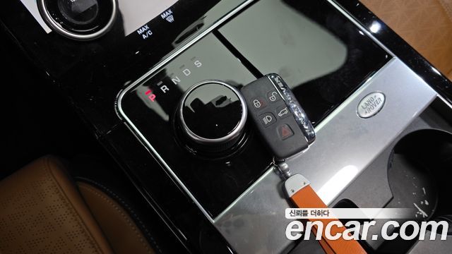 Land Rover Range Rover Velar 2018 — photo 12