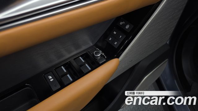 Land Rover Range Rover Velar 2018 — photo 27
