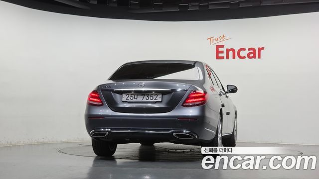 Mercedes-Benz E-Class 2018 — photo 4