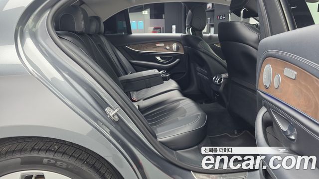 Mercedes-Benz E-Class 2018 — photo 18