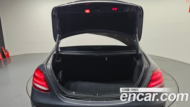 Mercedes-Benz E-Class 2018 — photo 26