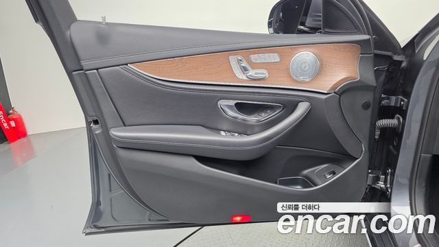 Mercedes-Benz E-Class 2018 — photo 14