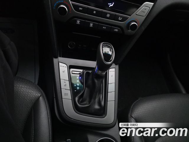 Hyundai AVANTE 2016 — photo 12