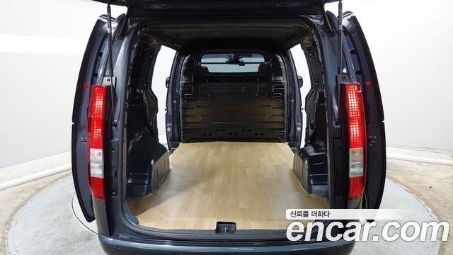 Hyundai Staria 2025 — photo 7