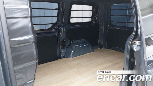 Hyundai Staria 2025 — photo 9