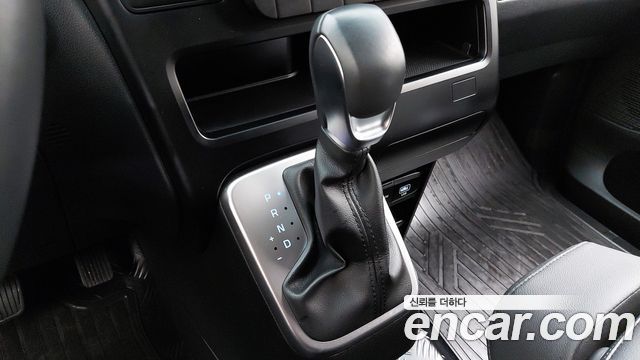 Hyundai Staria 2025 — photo 17