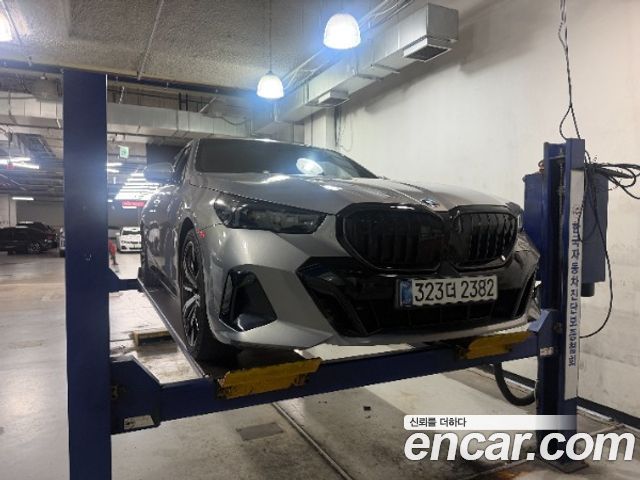 BMW 5-Series 2025 — photo 1