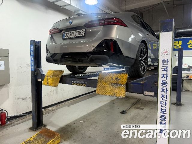 BMW 5-Series 2025 — photo 2