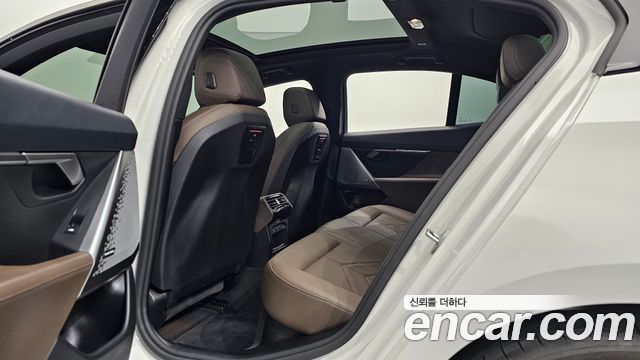 BMW 5-Series 2025 — photo 16