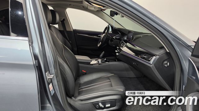 BMW 5-Series 2019 — photo 16