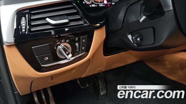 BMW 5-Series 2023 — photo 20