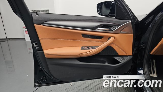 BMW 5-Series 2023 — photo 14