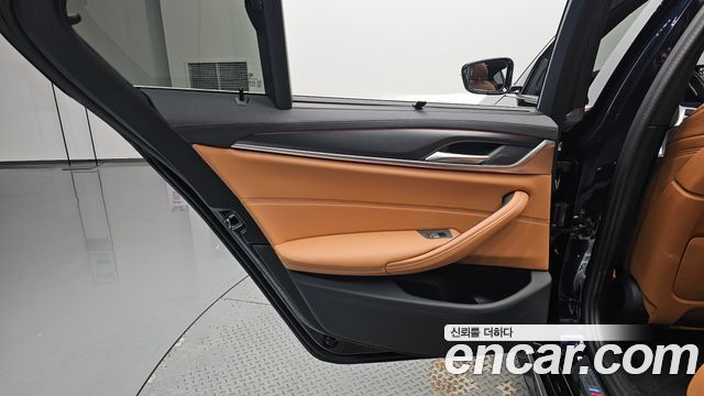 BMW 5-Series 2023 — photo 15
